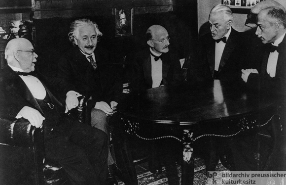 Die fünf Nobelpreisträger Nernst, Einstein, Planck, Millikan und von Laue (von links nach rechts) (1931)