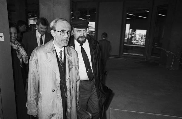 Lothar de Maizière und Rainer Eppelmann treffen nach den Volkskammer-Wahlen in Bonn ein (21. März 1990)