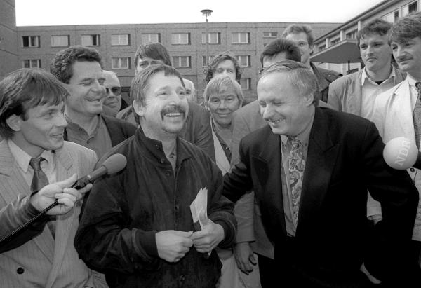 Oskar Lafontaine und Wolf Biermann vor der ehemaligen Stasi-Zentrale (September 1990)