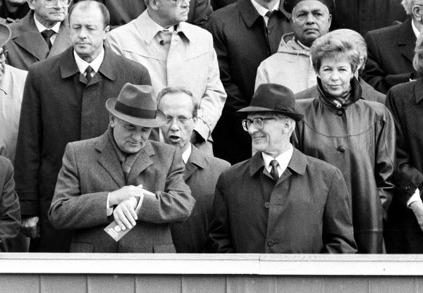 Erich Honecker und Michail Gorbatschow bei der Feier zum 40. Jubiläum der DDR (7. Oktober 1989)