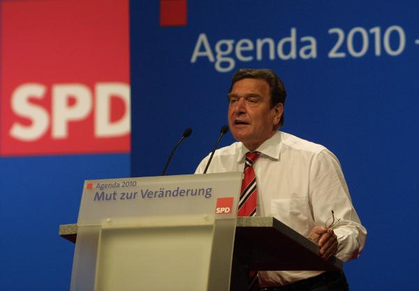 Bundeskanzler Gerhard Schröder beim SPD-Sonderparteitag zur Agenda 2010 (1. Juni 2003)