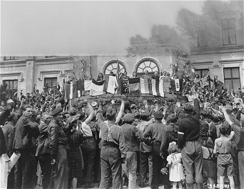 „Displaced Persons” (DPs) bei Flaggenzeremonie (1945)
