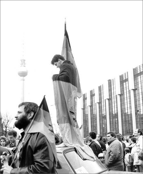DDR-Bürger demonstrieren gegen den vorgeschlagenen Umtauschkurs von 2:1 (5. April 1990)