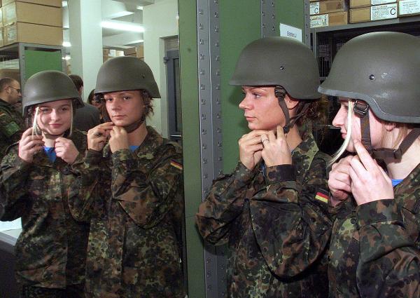 Erste Frauen in der Bundeswehr eingerückt (3. Januar 2001)