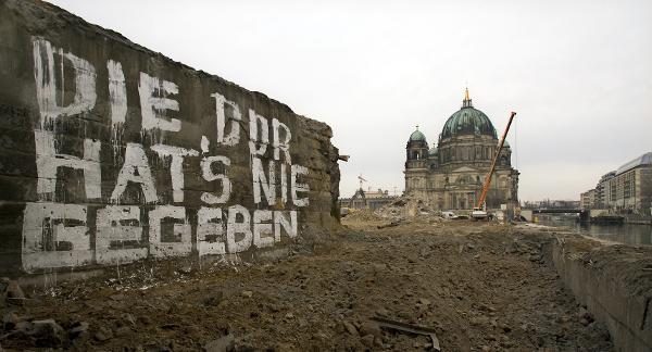 „Die DDR hat’s nie gegeben” – Graffito am Berliner Schlossplatz (4. Dezember 2008)