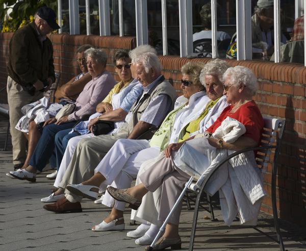 Bevölkerungsalterung – Rentner auf einer Bank in Grömitz (2006)