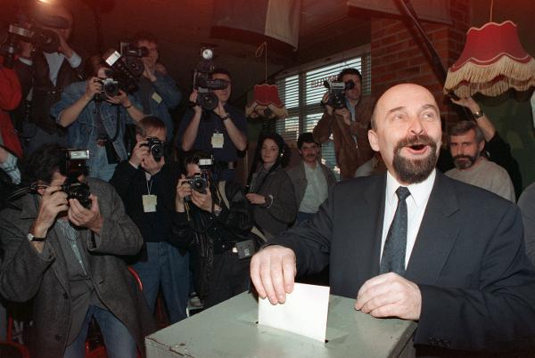 Volkskammerwahl: Rainer Eppelmann bei der Stimmabgabe in Ost-Berlin (18. März 1990)
