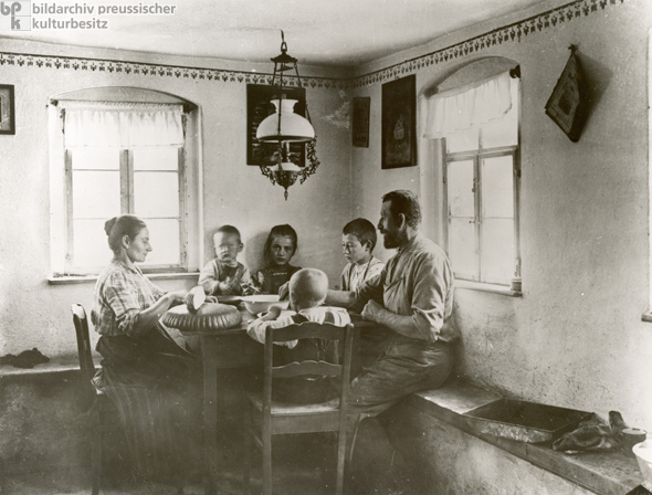 Bäuerliche Familie beim Mittagsmahl (1912)