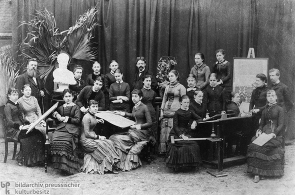 Abschlussklasse der Mädchen-Gewerbe-Schule in Hamburg (1882)