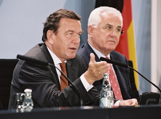 Bundeskanzler Gerhard Schröder und Peter Hartz (10. September 2002)