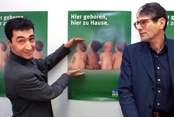 Der Grünen-Politiker Cem Özdemir fordert doppelte Staatsbürgerschaft (23. Januar 1999)