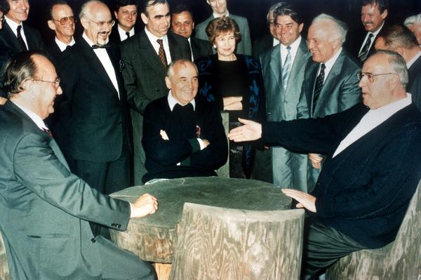 Helmut Kohl und Außenminister Hans-Dietrich Genscher bei Gesprächen mit Michail Gorbatschow im Kaukasus (15. Juli 1990)