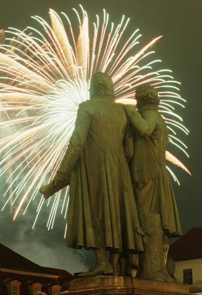 Feierliche Eröffnung mit Feuerwerk über dem Goethe-Schiller Denkmal: Weimar ist Kulturhauptstadt Europas 1999 (19. Februar 1999)