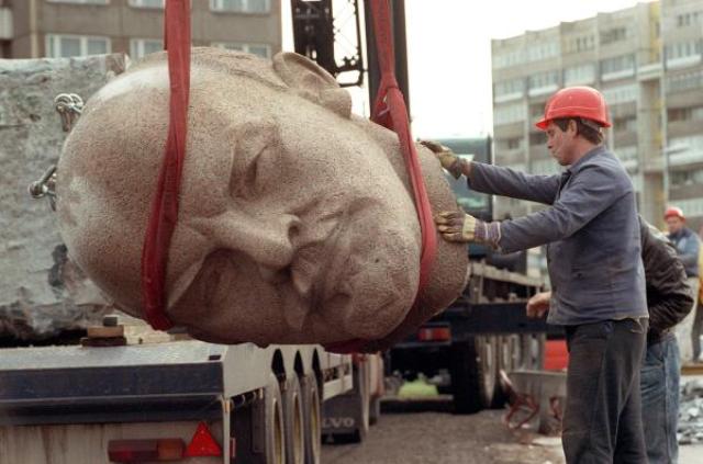 Demolition of the Lenin Memorial in Berlin (November 13, 1991)