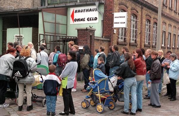 „Kaufhaus ohne Geld” in Halle (27. April 1999)