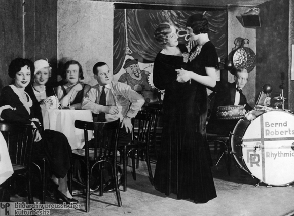 Im Transvestitenlokal „Eldorado” in der Motzstraße, Berlin (1926)