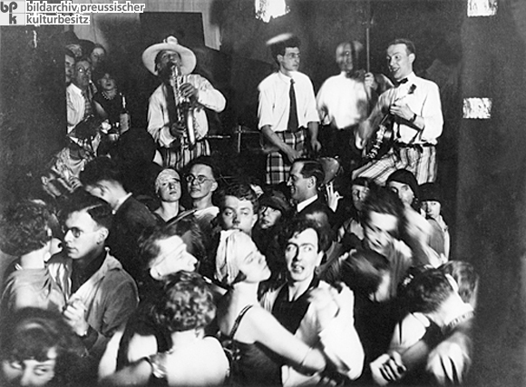 In einer Berliner Jazz-Kneipe (1930)