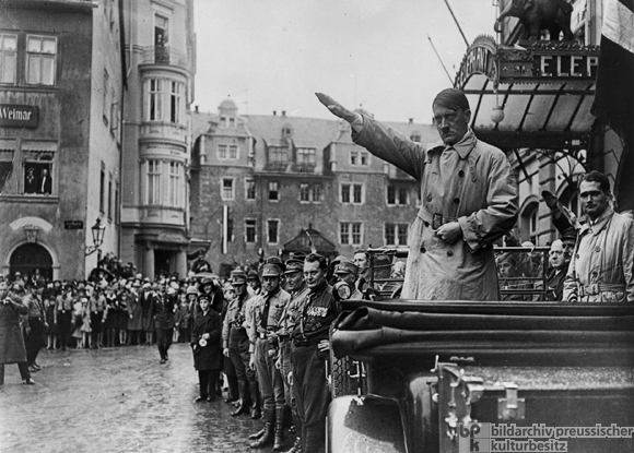 Hitler bei einer Parade der SA in Weimar (Oktober 1930)