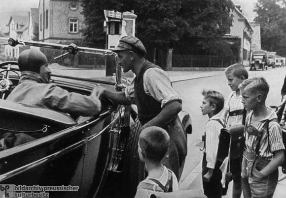 Hitler beim Händeschütteln während einer Wahlkampfreise (ca. 1930)