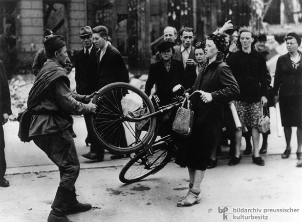 Begehrtes Eigentum: Frau verteidigt ihr Fahrrad (1945)