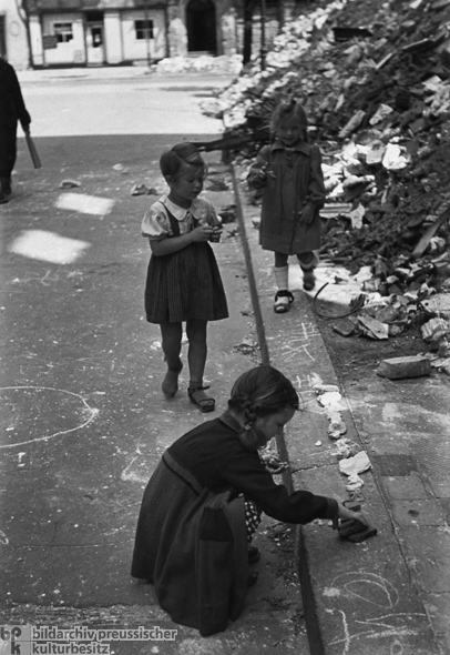 Mädchen spielen mit Trümmerschutt (1946)