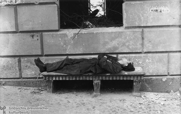 Obdachloser auf einer Steinbank (1946)
