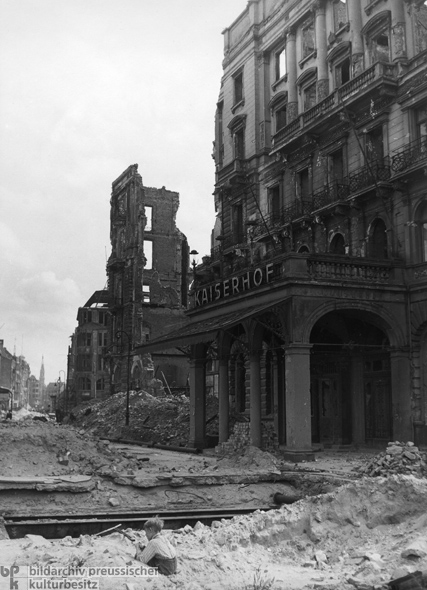 Ruine des Hotels Kaiserhof (1945)