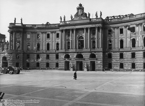 Ehemalige Königliche Bibliothek am August-Bebel-Platz (1946)