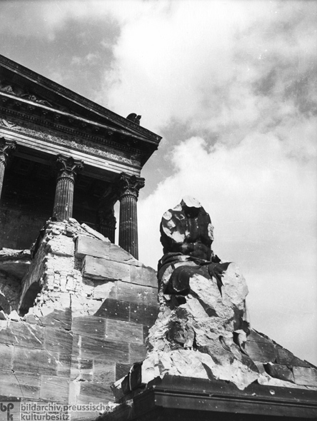 Zerstörte Skulptur vor der Alten Nationalgalerie (1946) 