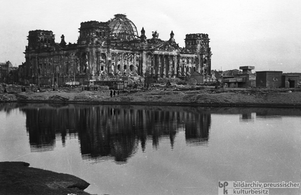 Blick auf die Ruine des Reichstags (1946)