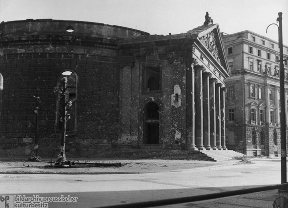 Zerschossene Nordfassade der St. Hedwigskathedrale (1946)