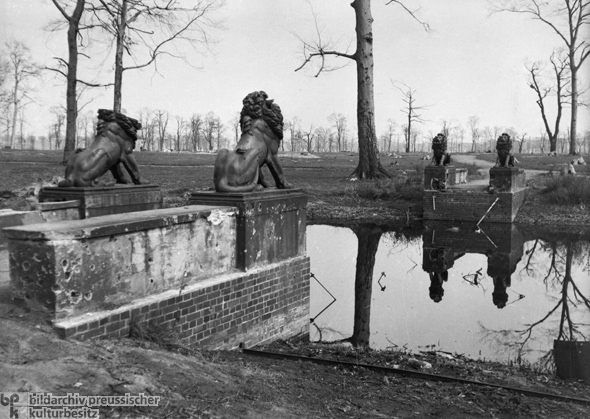 Remains of the Löwenbrücke (1946)