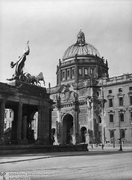 Nationaldenkmal und Eosander-Portal (1947)