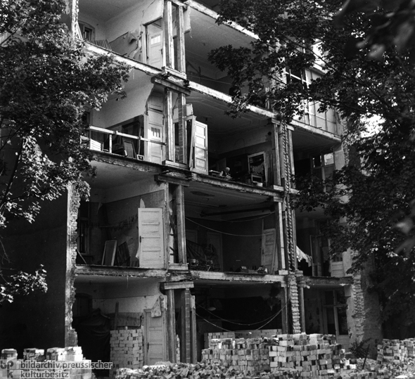 Zerstörtes Wohnhaus in Berlin (1947)