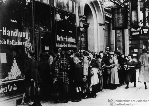 Käuferschlange vor Berliner Lebensmittelgeschäft (1923)	