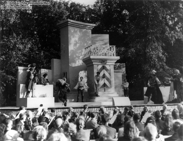 Shakespeare in the Park in Berlin-Schöneberg (August 1, 1945)