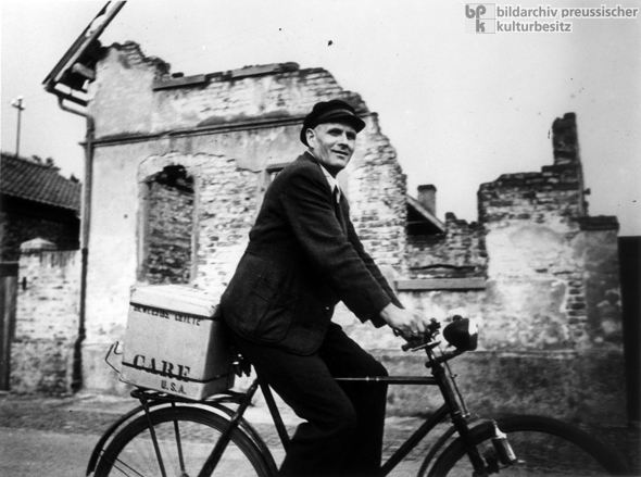 Radfahrer transportiert ein CARE-Paket (1948)