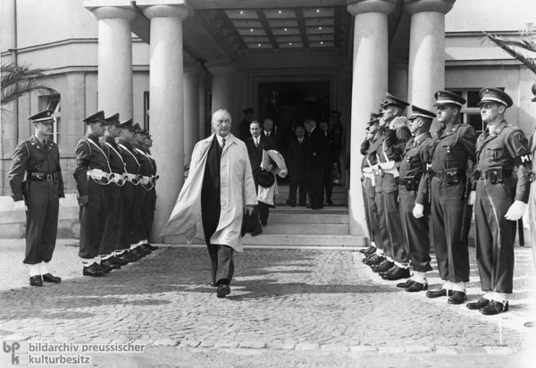 Konrad Adenauer verlässt den Sitz der Alliierten Hohen Kommission, nachdem er das neue Besatzungsstatut empfangen hat (21. September 1949)