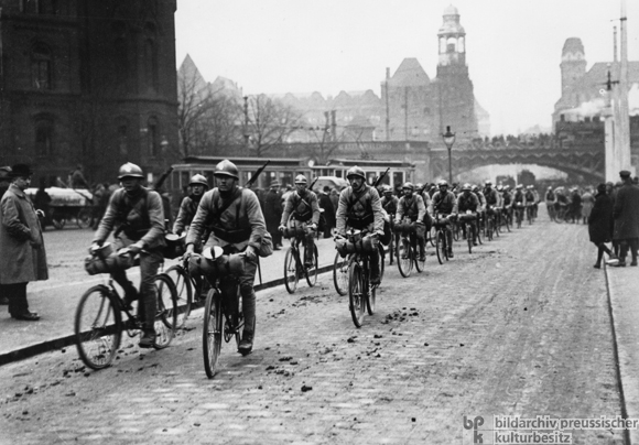 Eine französische Fahrrad-Brigade fährt durch Essen (1923)