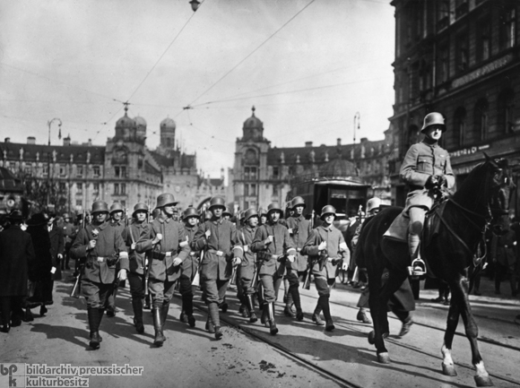 Aufmarsch berittener Soldaten nach dem Sieg über die Münchner Räterepublik  (Mai 1919)