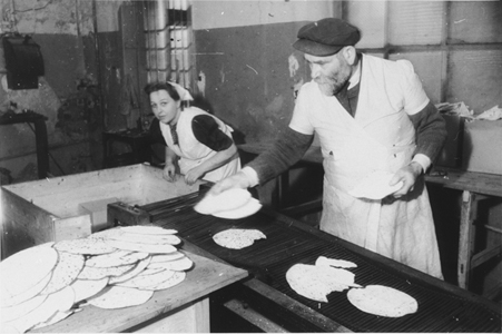 Zubereitung von Matzenbrot für das Pessachfest (1945-49)