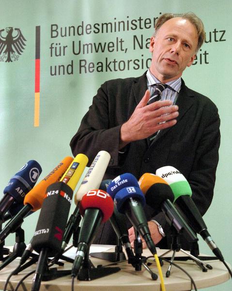 Bundesumweltminister Jürgen Trittin verteidigt die Ökosteuer (20. April 2004)