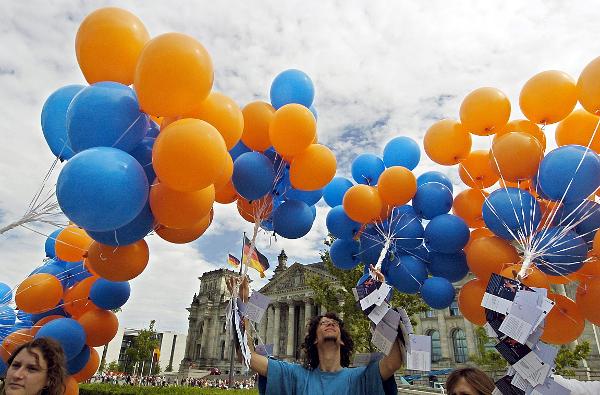Luftballons für das EU-Referendum über dem Reichstag (19. August 2004)