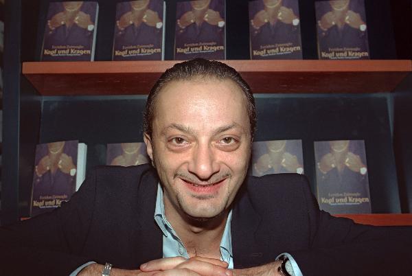 Der türkisch-deutsche Schriftsteller Feridun Zaimoglu (12. Oktober 2001)