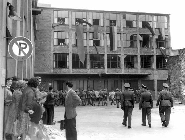 Polizisten bei der Besetzung des Verlagshauses des KPD-Organs „Freies Volk” in Düsseldorf am Tag der Verkündung des Urteils gegen die Partei (17. August 1956)