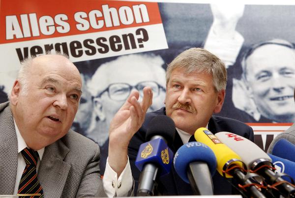 Rechtsextreme Parteien stellen ihre Plakate für die Bundestagswahl 2005 vor (4. August 2005)