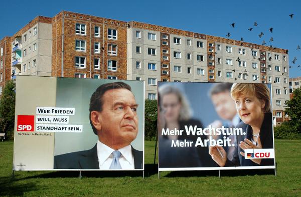 Wahlplakate: Gerhard Schröder und Angela Merkel (23. August 2005)