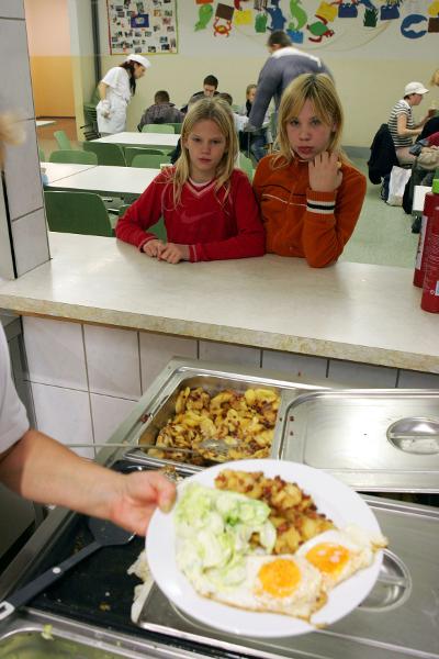 Essensausgabe an bedürftige Kinder (21. November 2006)