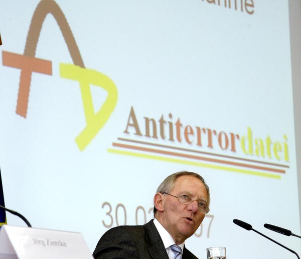 Bundesinnenminister Wolfgang Schäuble schaltet Antiterrordatei frei (30. März 2007)