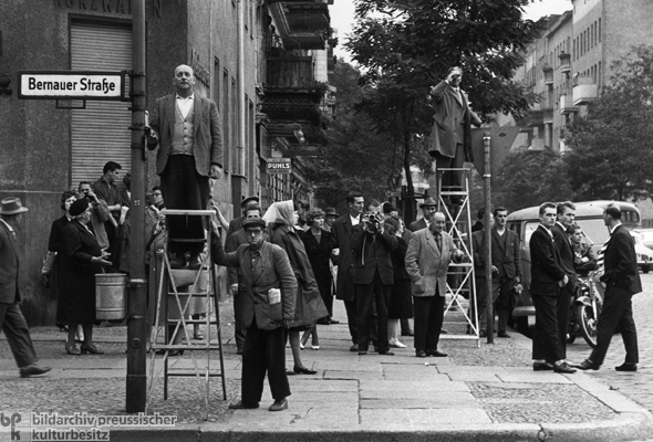 Building the Berlin Wall (August 13, 1961)